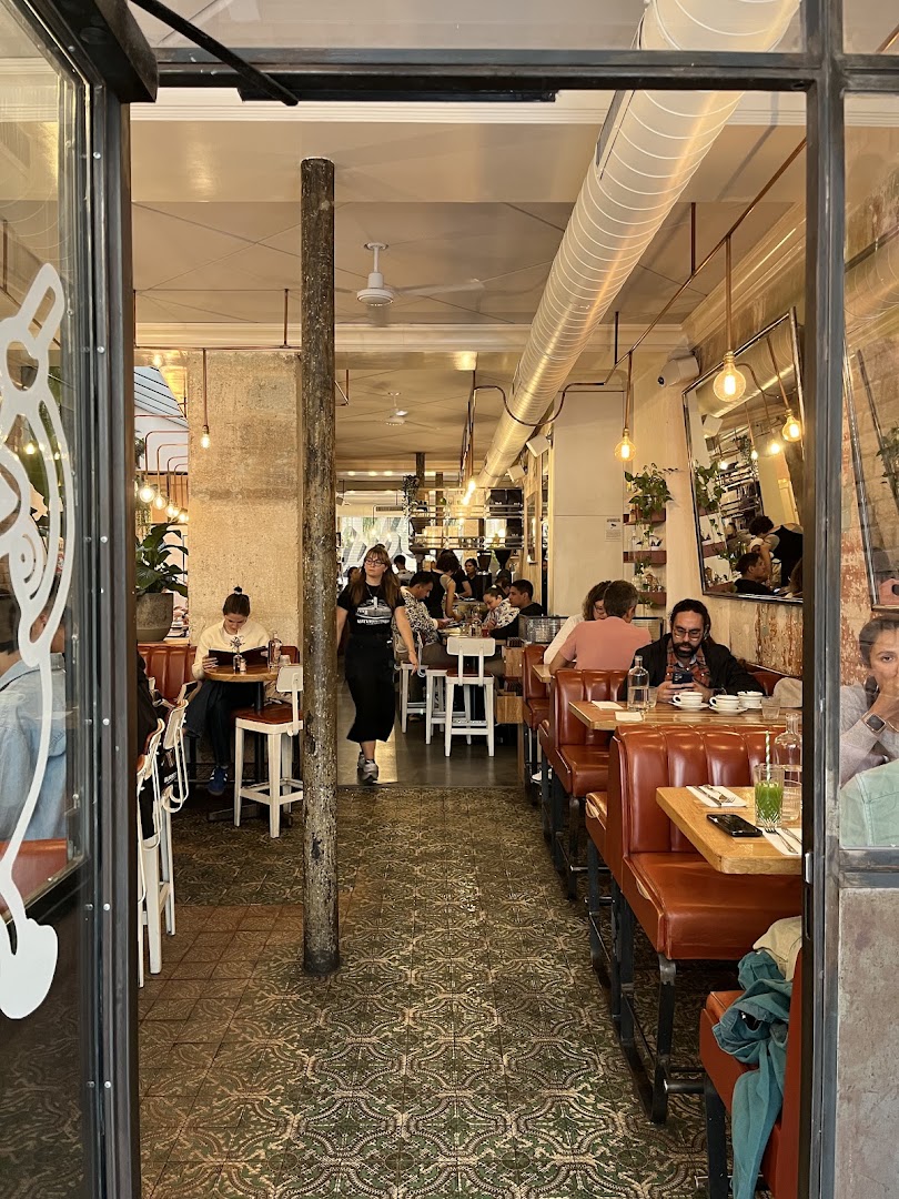 Coffee shops in Canal Saint-Martin