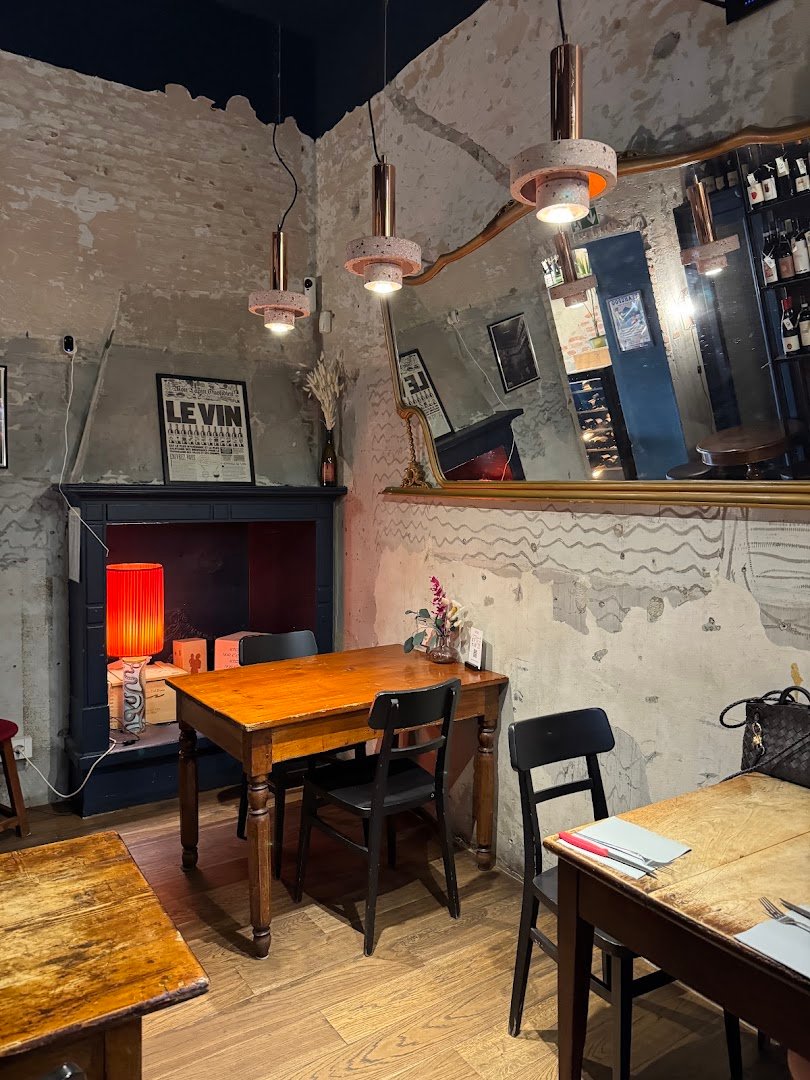 Interior of ONEST, specialty coffee shop in Milan