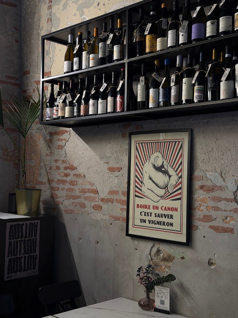 Interior of ONEST, specialty coffee shop in Milan