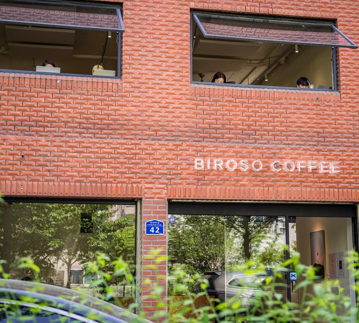 Storefront of Biroso Coffee, specialty coffee shop in Seoul