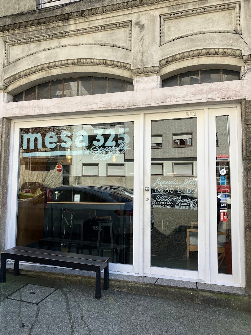 Storefront of Cafetaria Mesa 325, specialty coffee shop in Porto