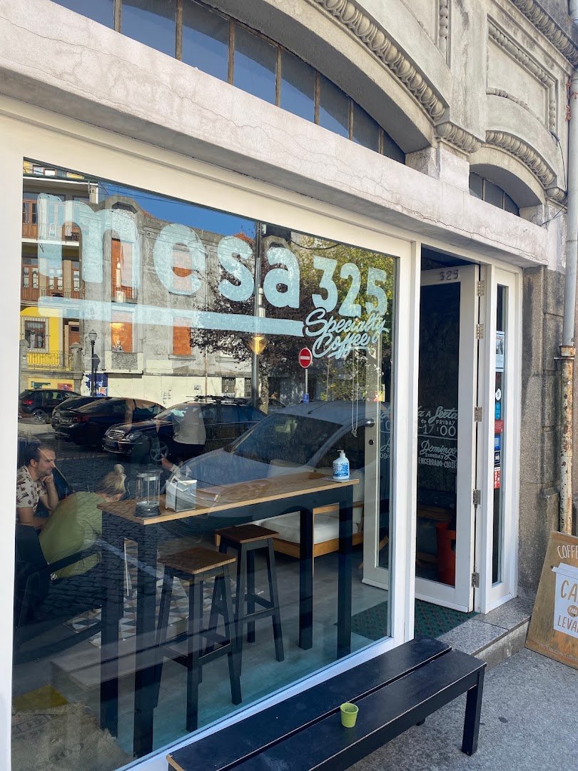 Storefront of Cafetaria Mesa 325, specialty coffee shop in Porto