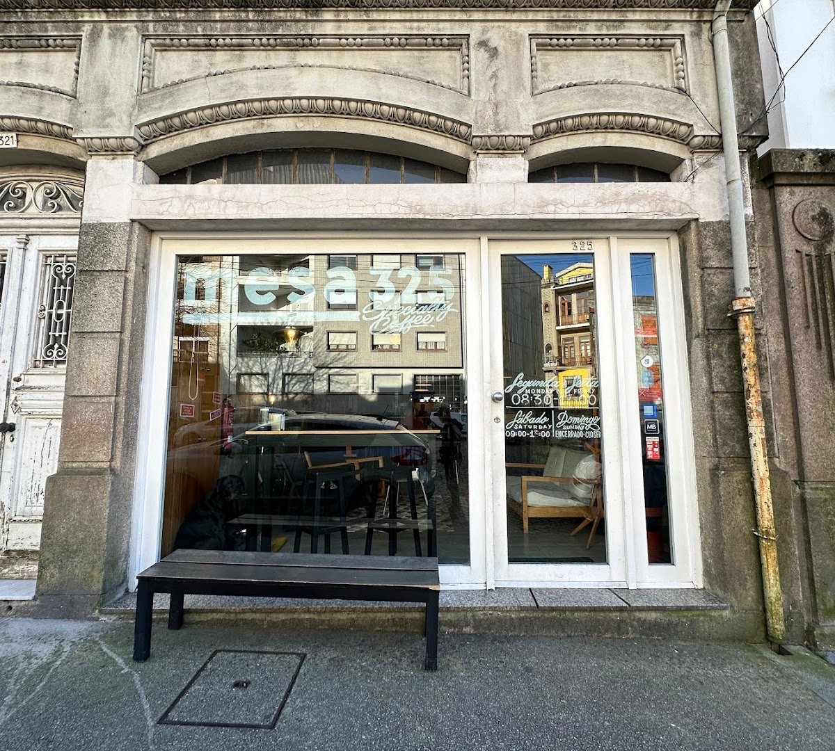 Storefront of Cafetaria Mesa 325, specialty coffee shop in Porto