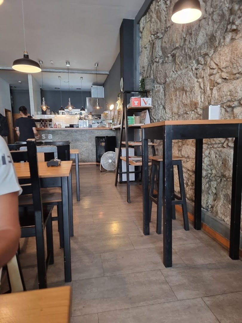 Interior of Cafetaria Mesa 325, specialty coffee shop in Porto