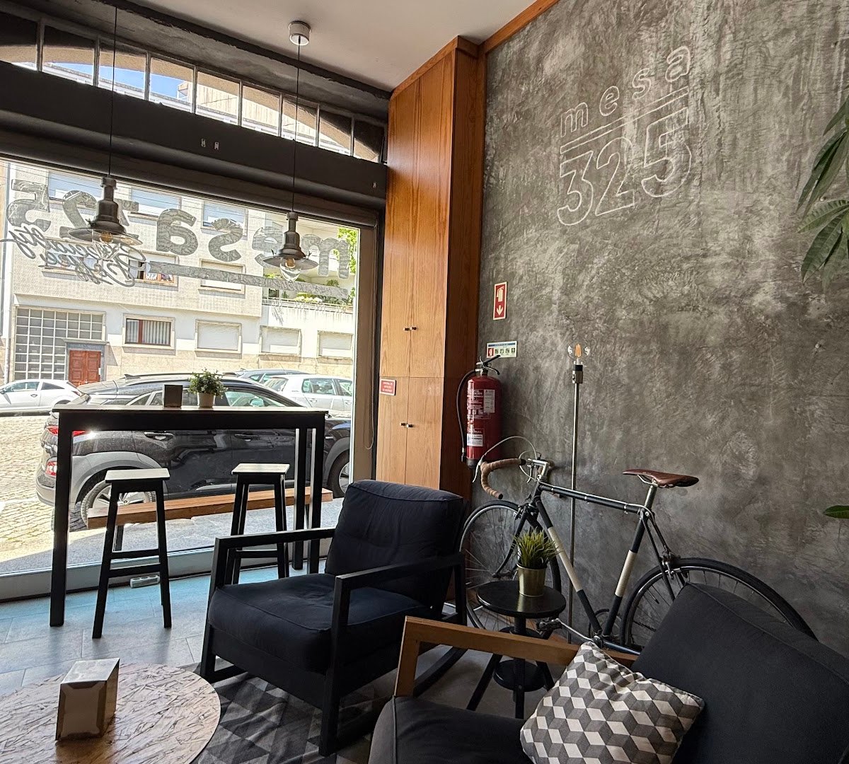 Interior of Cafetaria Mesa 325, specialty coffee shop in Porto