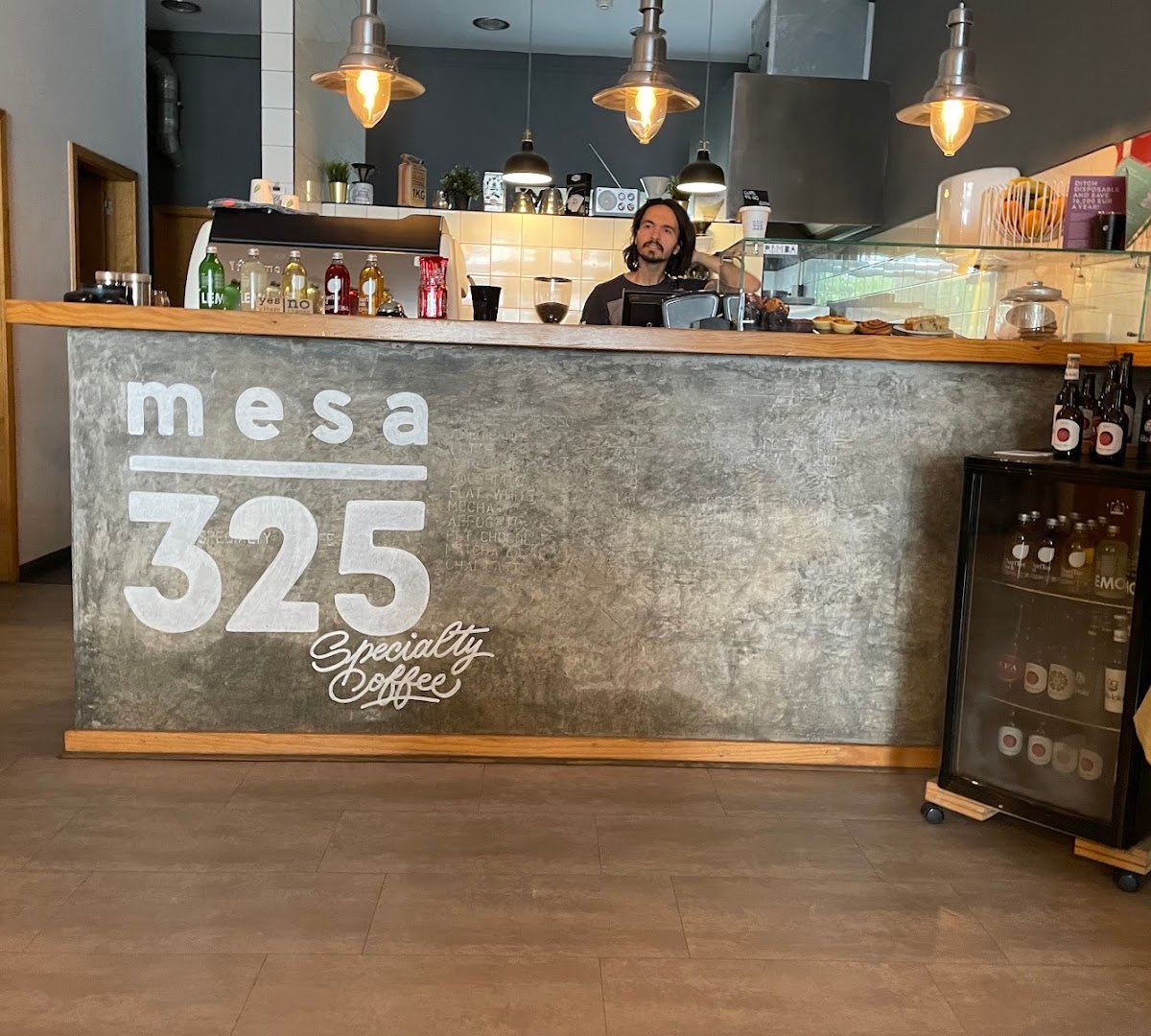Interior of Cafetaria Mesa 325, specialty coffee shop in Porto