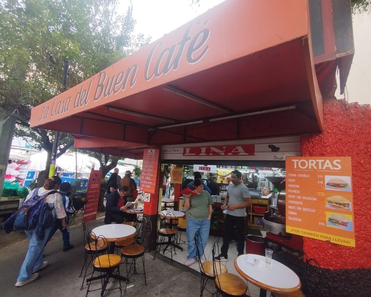 Storefront of Café La Finca Lina, specialty coffee shop in Mexico City