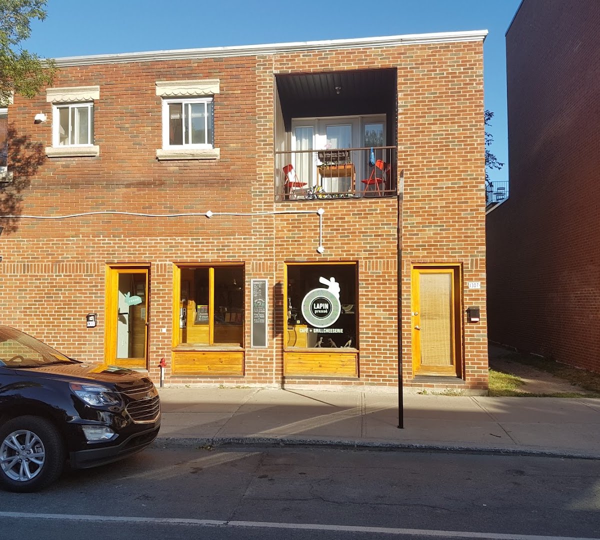 Storefront of Lapin Pressé, specialty coffee shop in Montreal