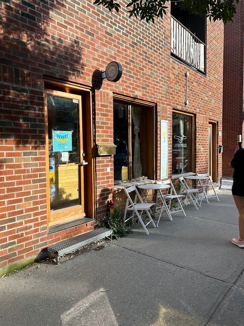 Storefront of Lapin Pressé, specialty coffee shop in Montreal