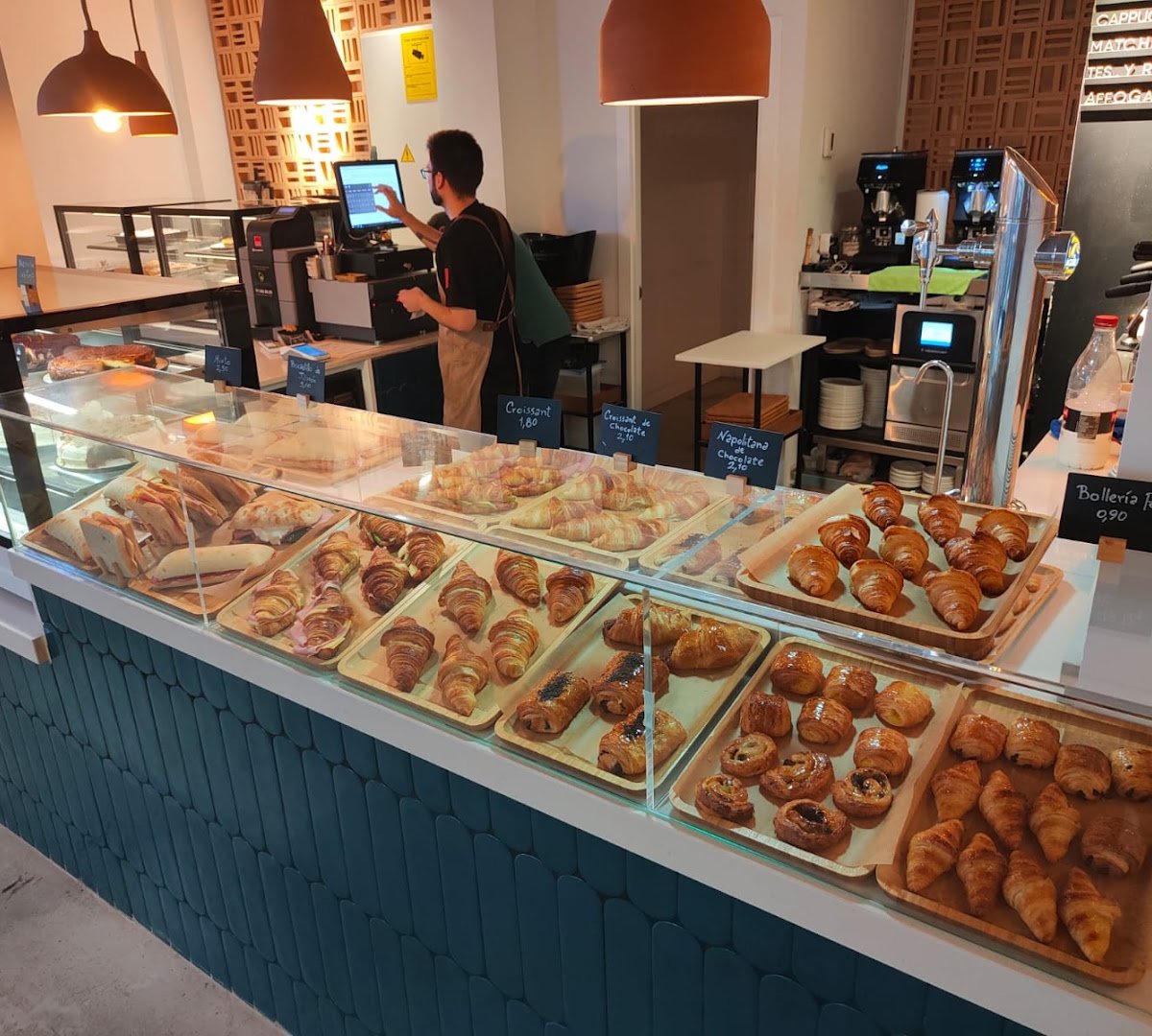 KAFFEEINA specialty coffee shop in Madrid - photo 4