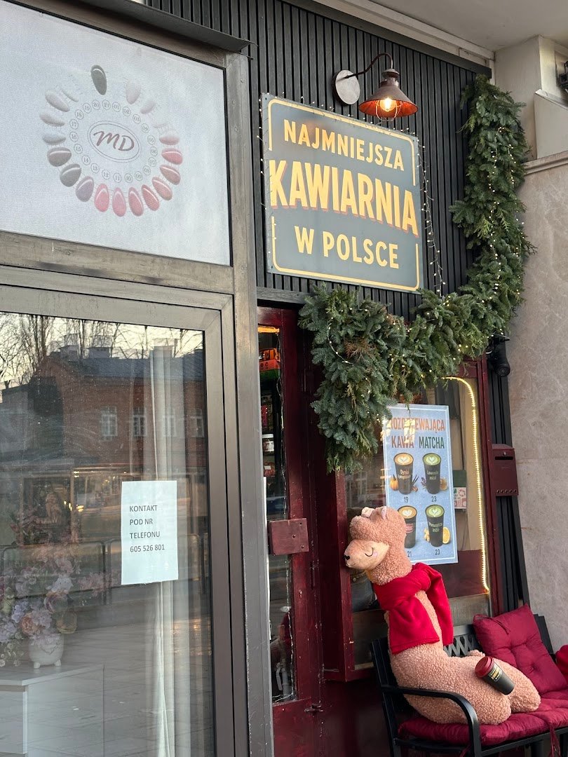 Storefront of Najmniejsza Kawiarnia w Polsce, specialty coffee shop in Warsaw