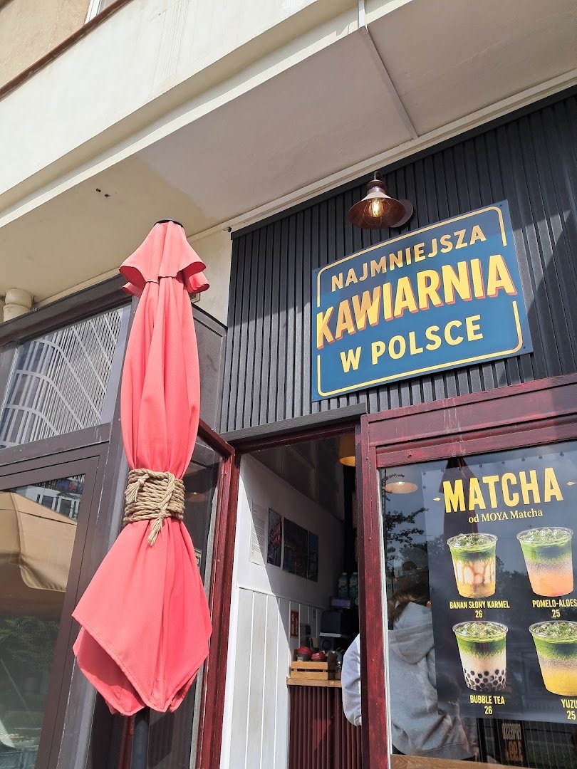 Storefront of Najmniejsza Kawiarnia w Polsce, specialty coffee shop in Warsaw