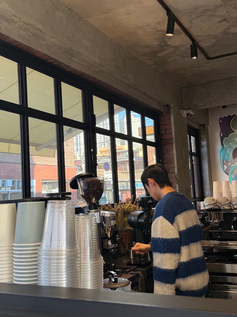 Interior of LE FRAME, specialty coffee shop in Seoul