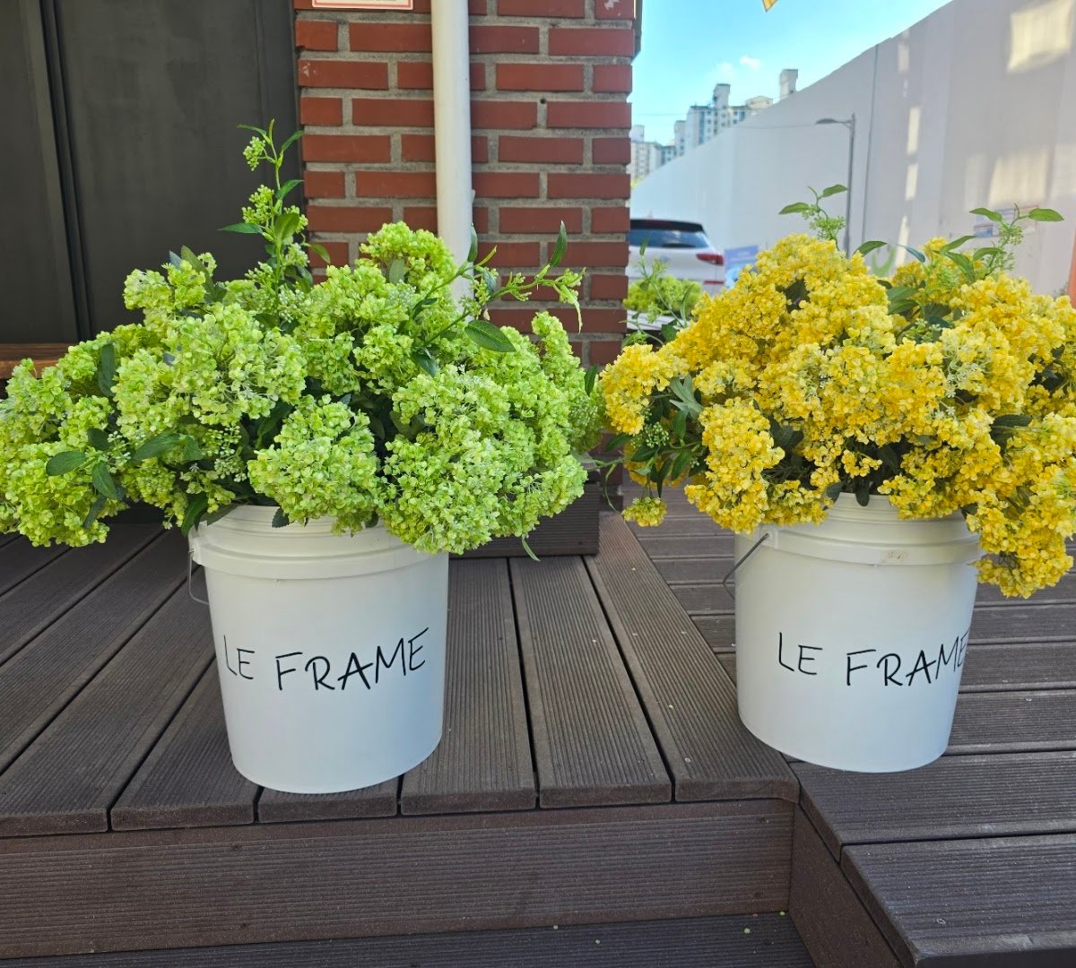 Storefront of LE FRAME, specialty coffee shop in Seoul