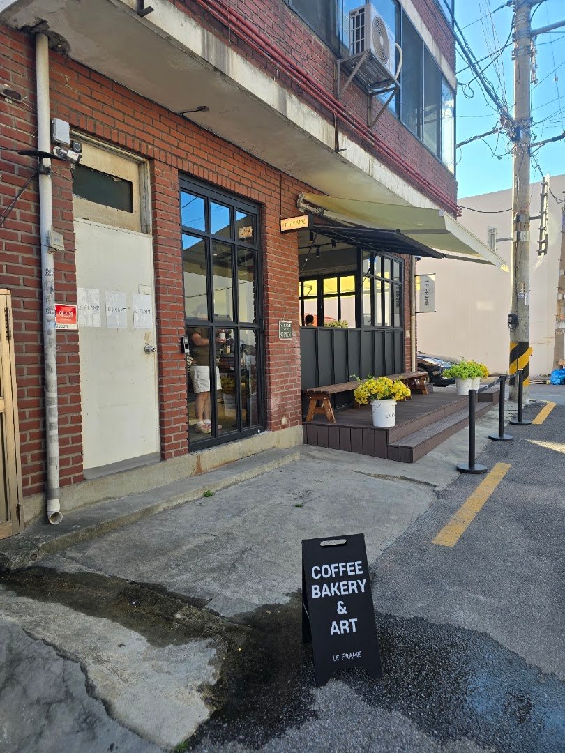Storefront of LE FRAME, specialty coffee shop in Seoul