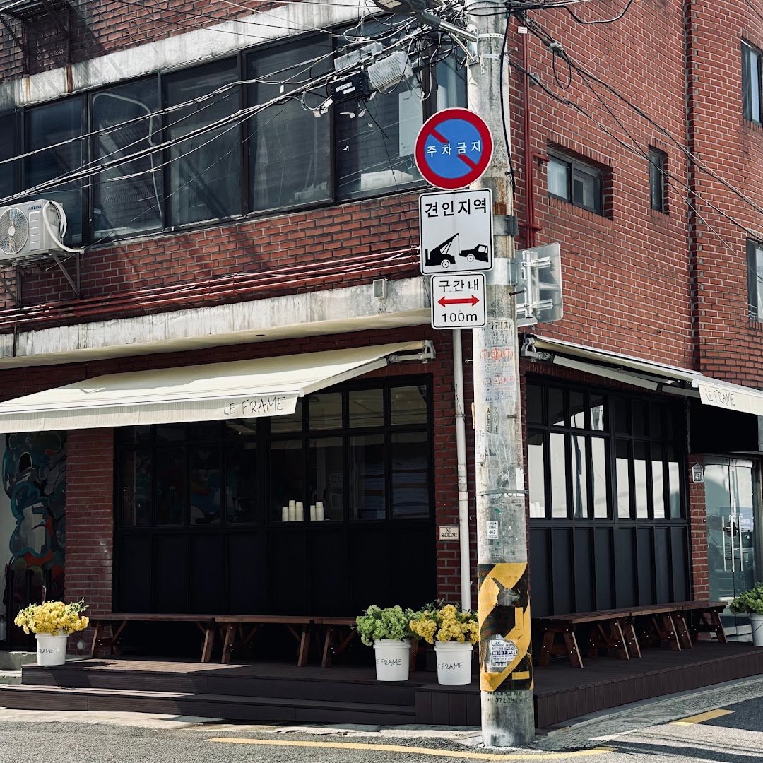 Storefront of LE FRAME, specialty coffee shop in Seoul