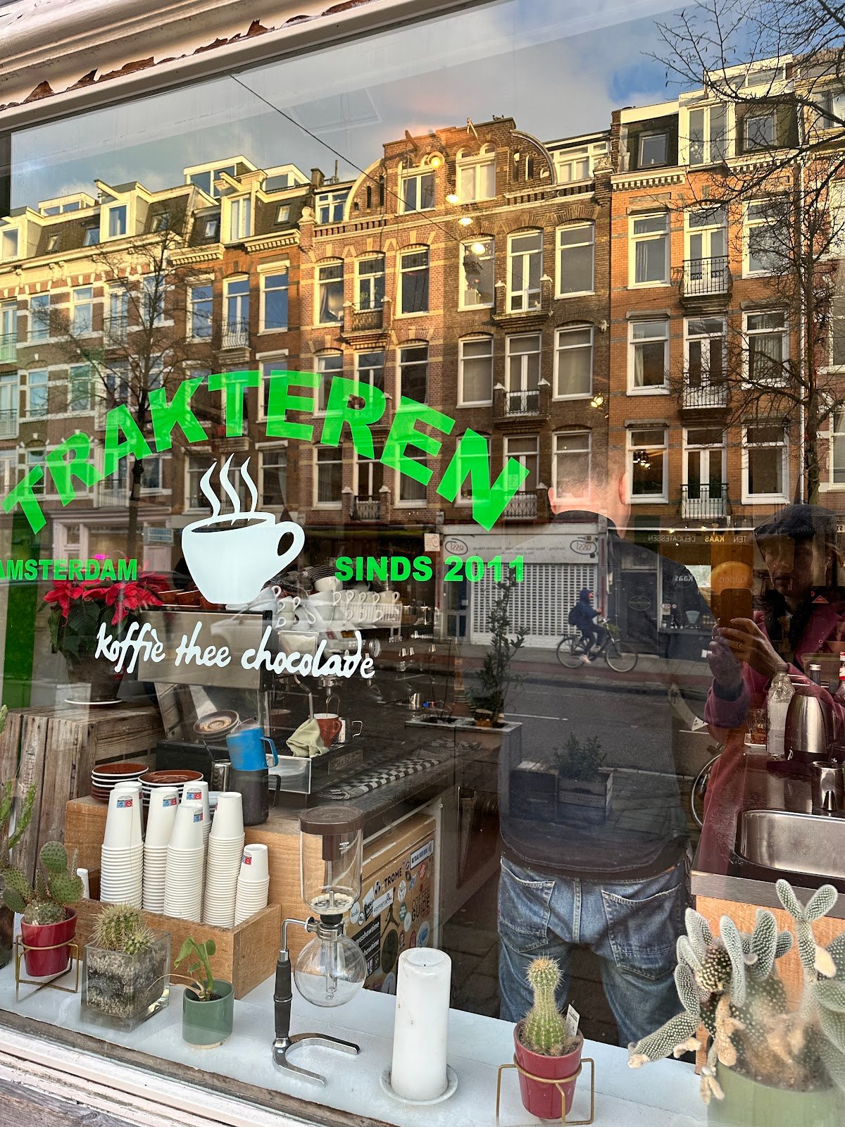 Trakteren specialty coffee shop in Amsterdam - photo 4