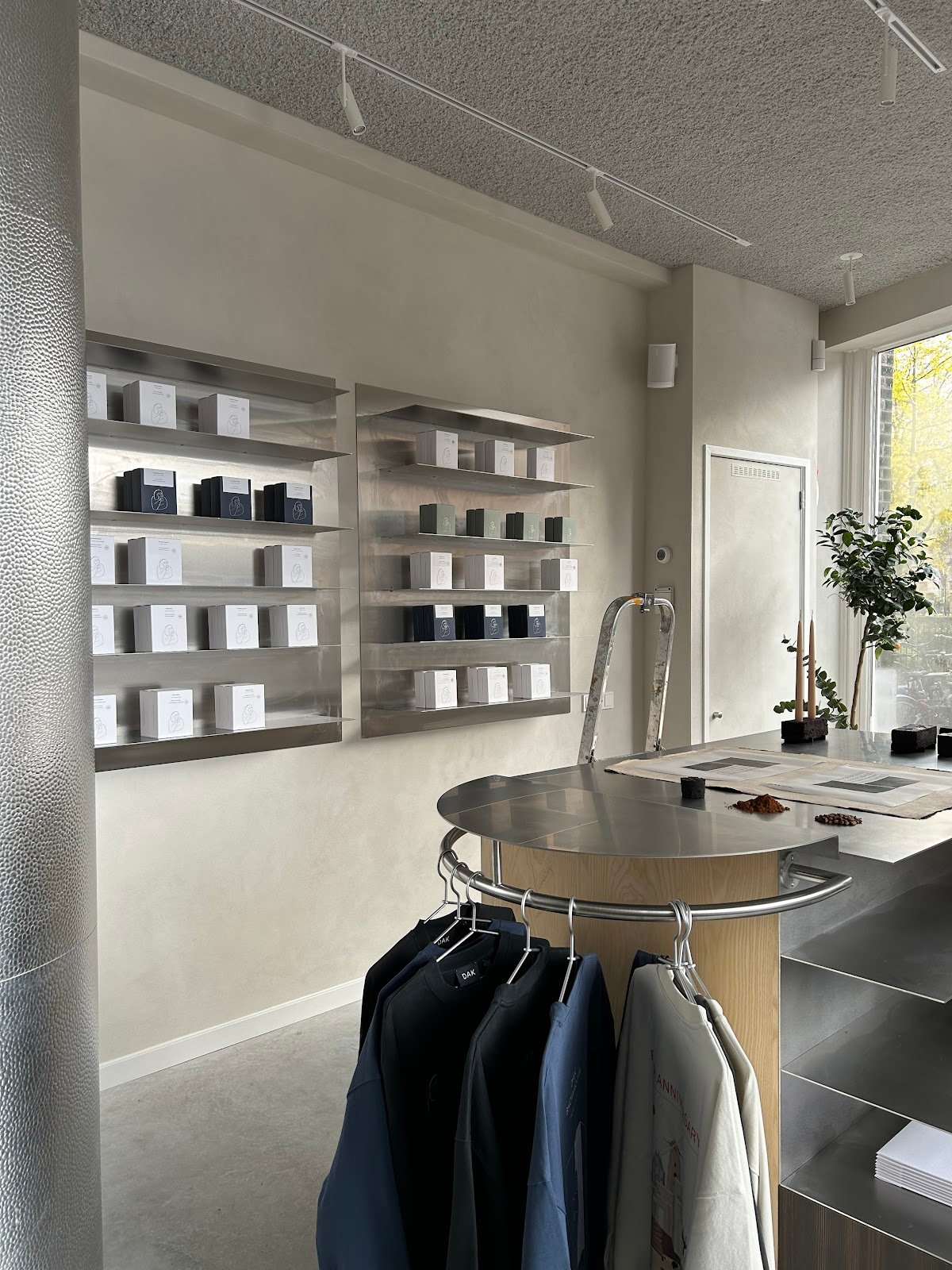 Dak Showroom by Dak Coffee Roasters specialty coffee shop in Amsterdam - photo 2