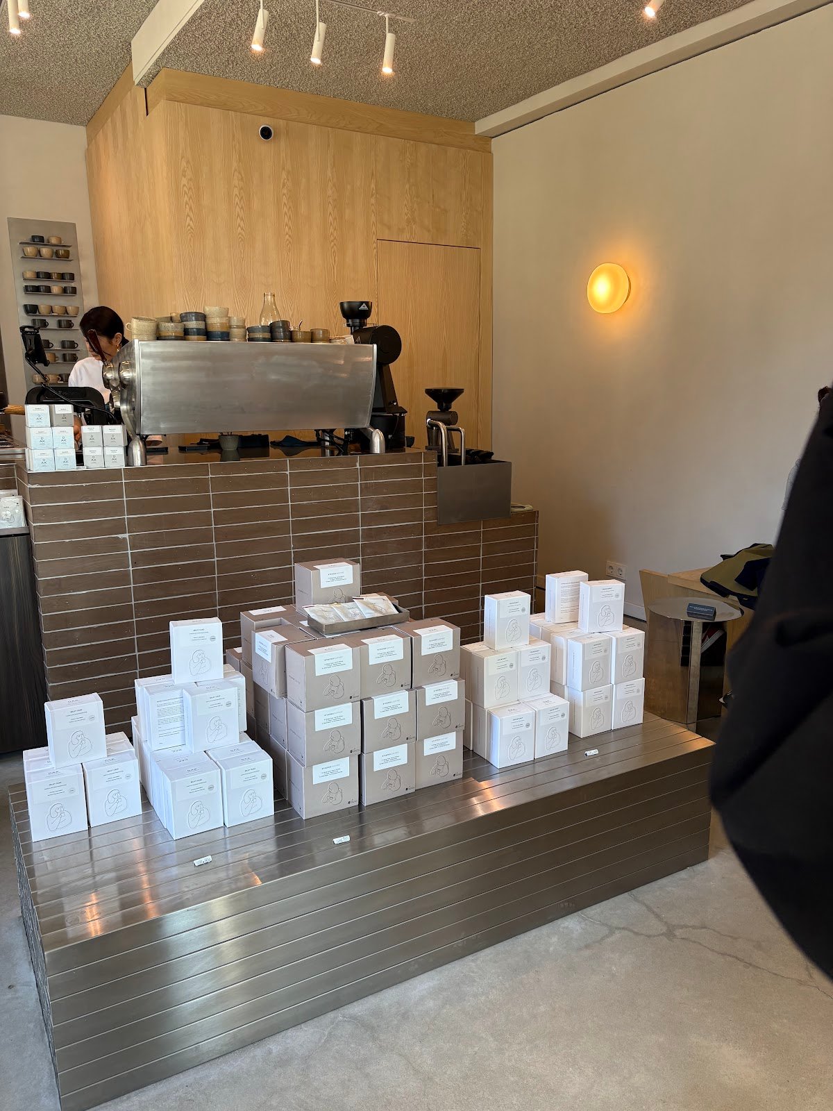 Dak Showroom by Dak Coffee Roasters specialty coffee shop in Amsterdam - photo 5