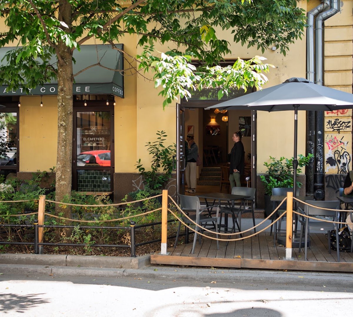Storefront of El Cafetero Emilii Plater, specialty coffee shop in Warsaw