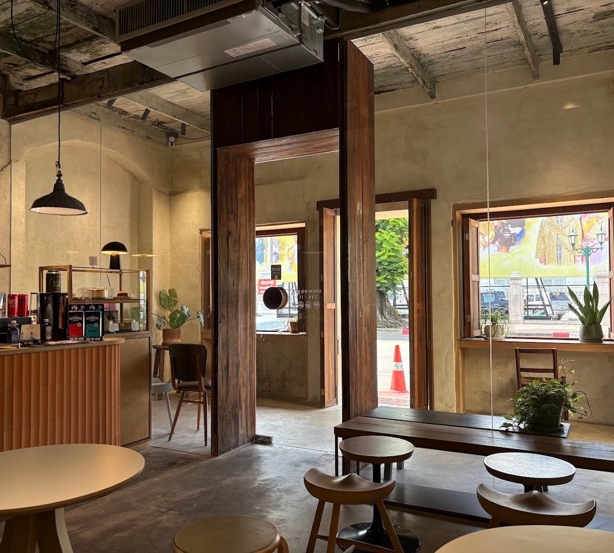 Craftsman Roastery at Old Town specialty coffee shop in Bangkok - photo 2