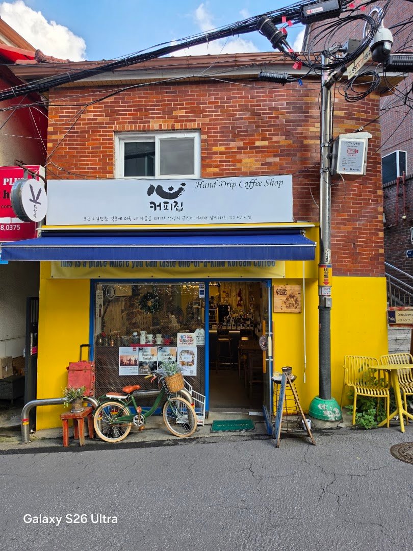 Storefront of Sim Coffee House, specialty coffee shop in Seoul