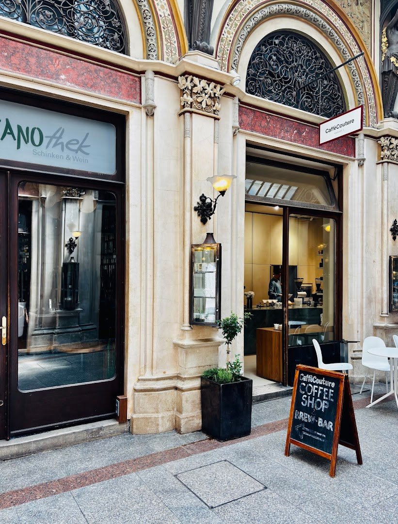 Storefront of Caffè Couture, specialty coffee shop in Vienna