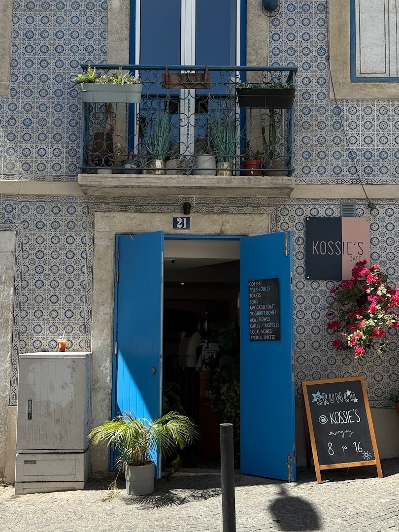 Storefront of Kossies Cafe - Mouraria, specialty coffee shop in Lisbon