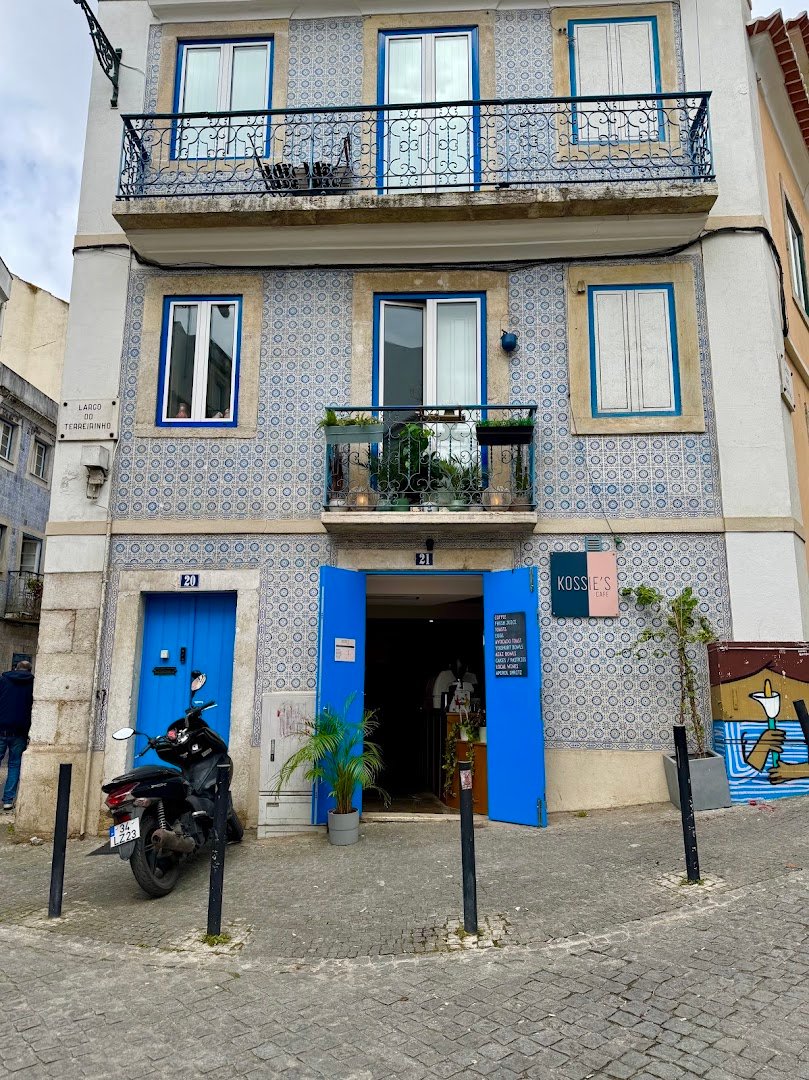 Storefront of Kossies Cafe - Mouraria, specialty coffee shop in Lisbon
