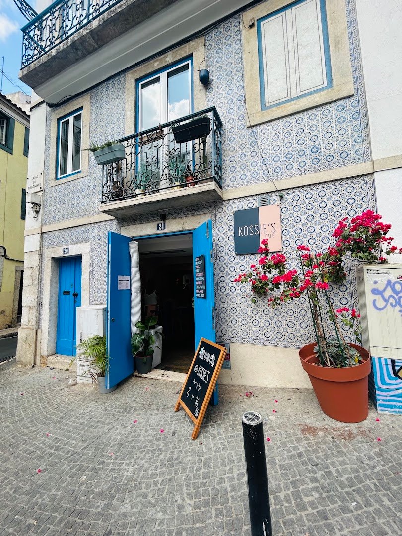 Storefront of Kossies Cafe - Mouraria, specialty coffee shop in Lisbon