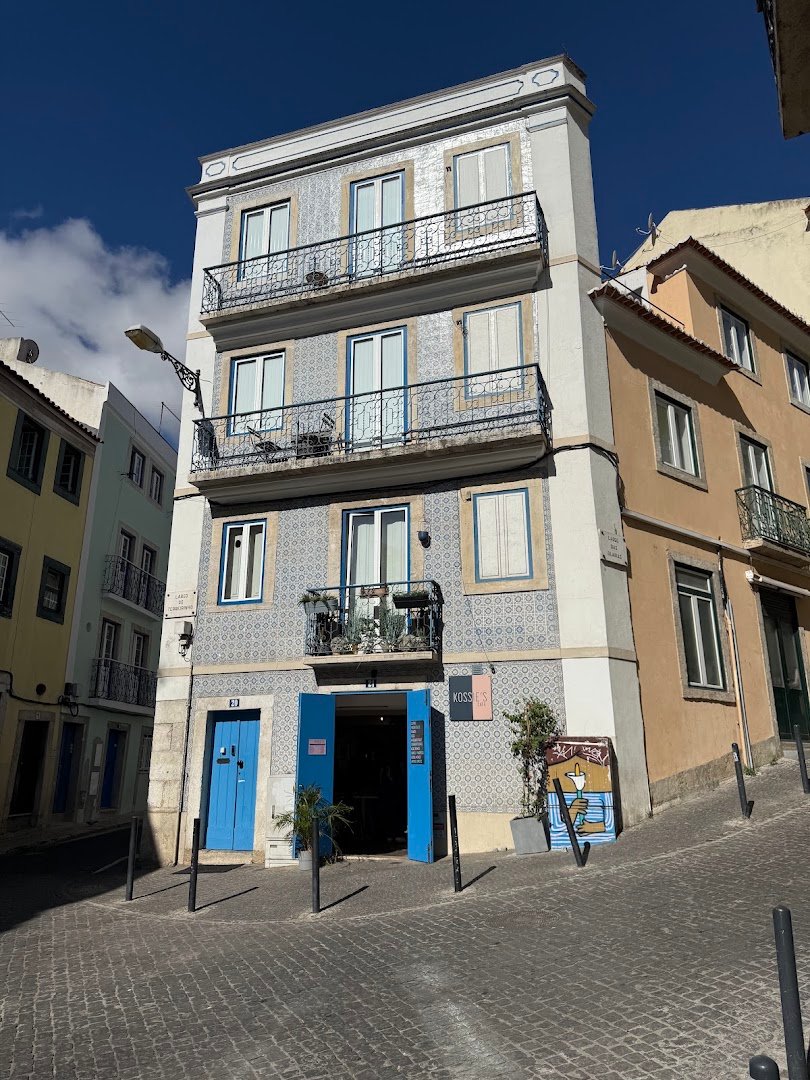 Storefront of Kossies Cafe - Mouraria, specialty coffee shop in Lisbon