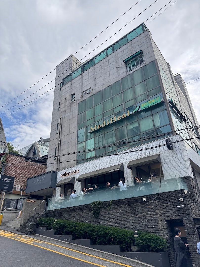 Storefront of Lusso Barista Lab, Cheongdam, specialty coffee shop in Seoul