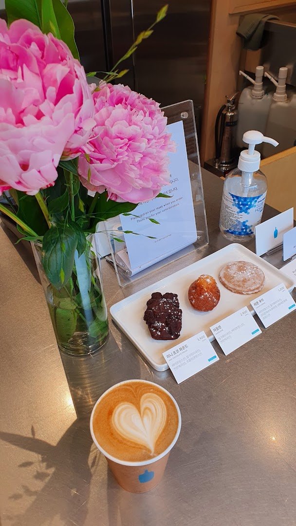 Coffee at Blue Bottle Samseong Cafe, specialty coffee shop in Seoul