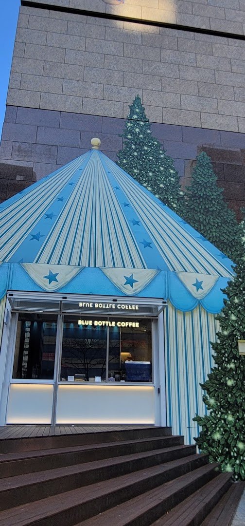 Storefront of Blue Bottle Samseong Cafe, specialty coffee shop in Seoul