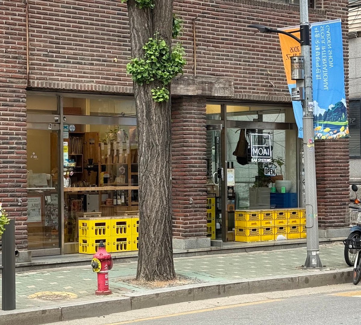 Storefront of Mesh Coffee, specialty coffee shop in Seoul