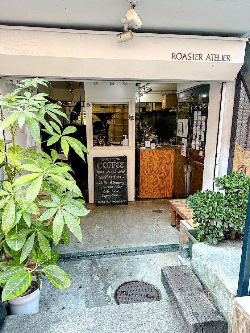 Storefront of Café Façon Roaster Atelier, specialty coffee shop in Tokyo