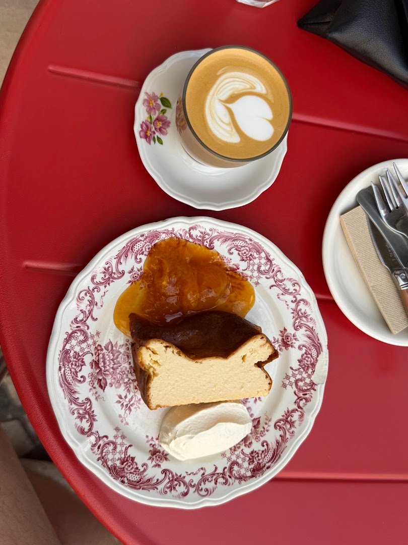 Coffee at Tact, specialty coffee shop in Lisbon