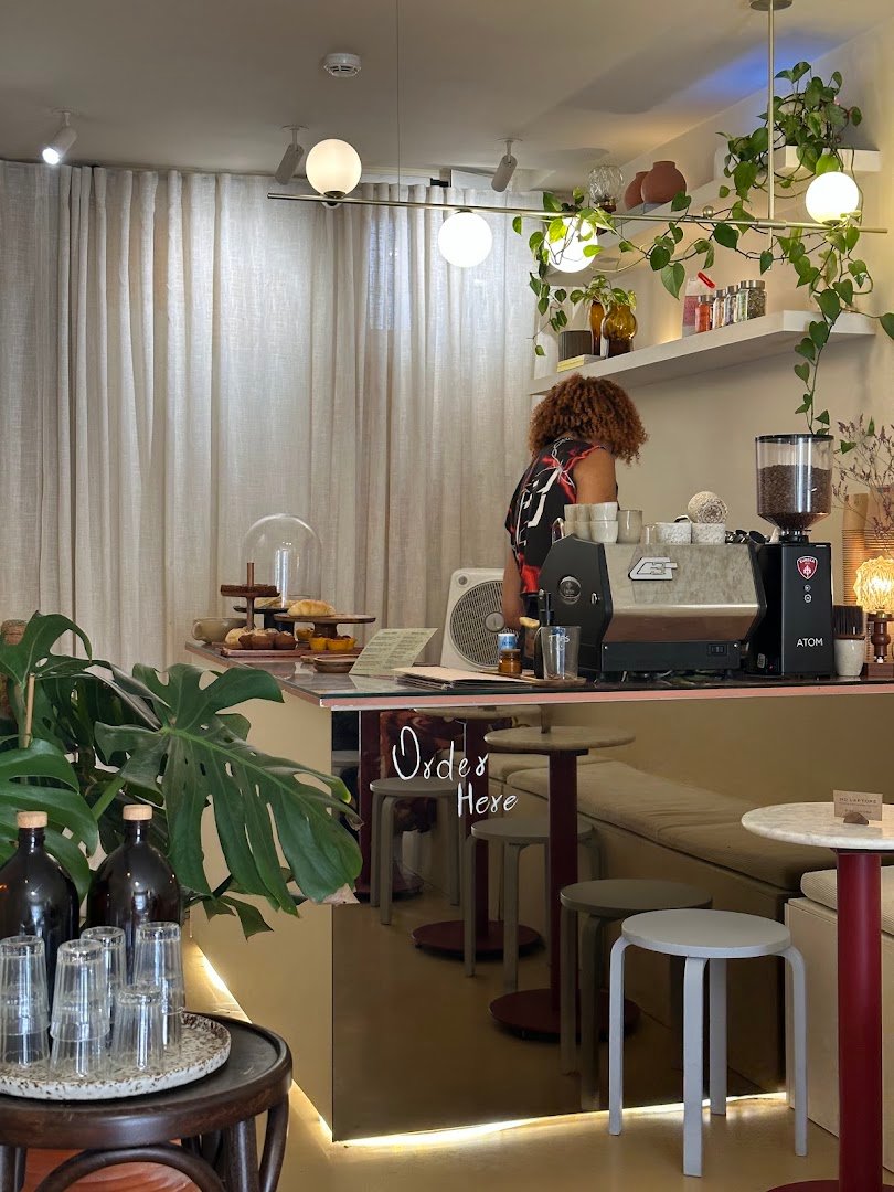 Interior of Calmô Café, specialty coffee shop in Lisbon