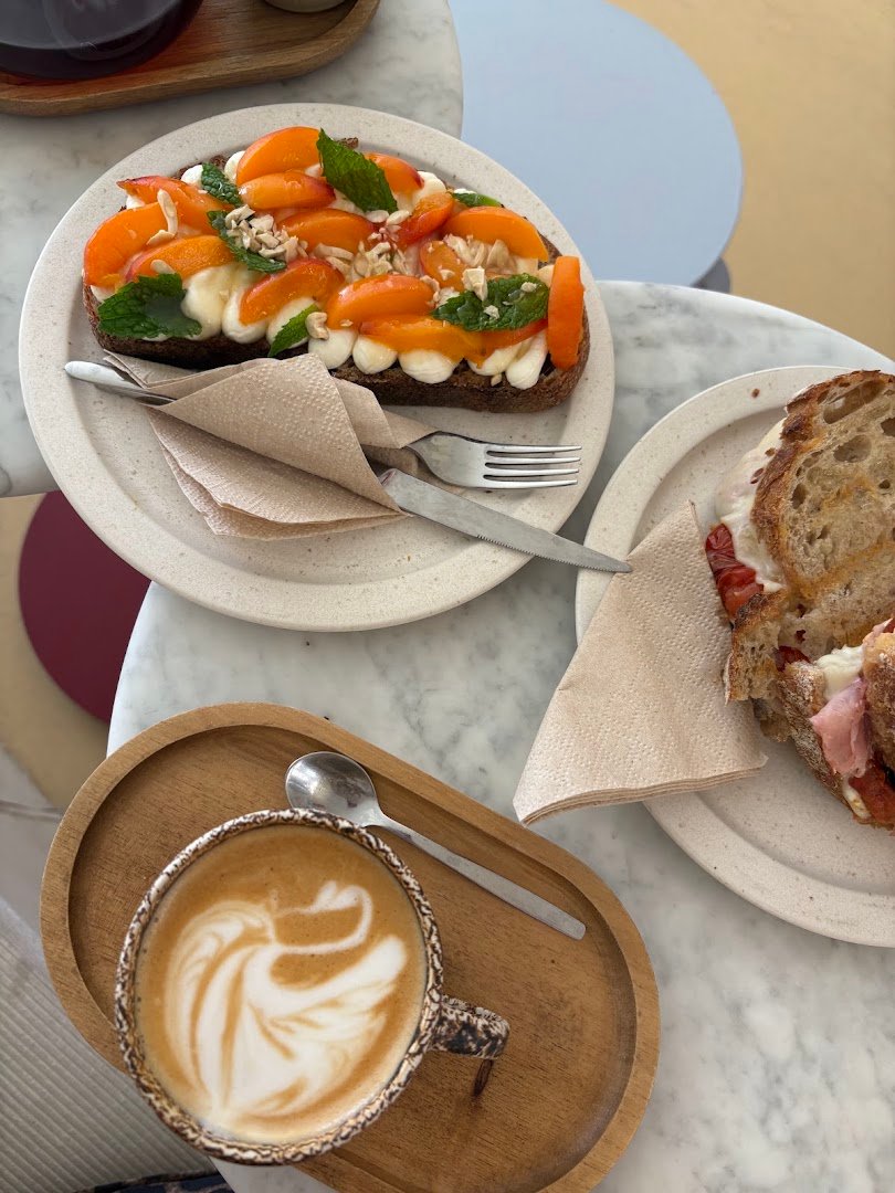 Coffee at Calmô Café, specialty coffee shop in Lisbon