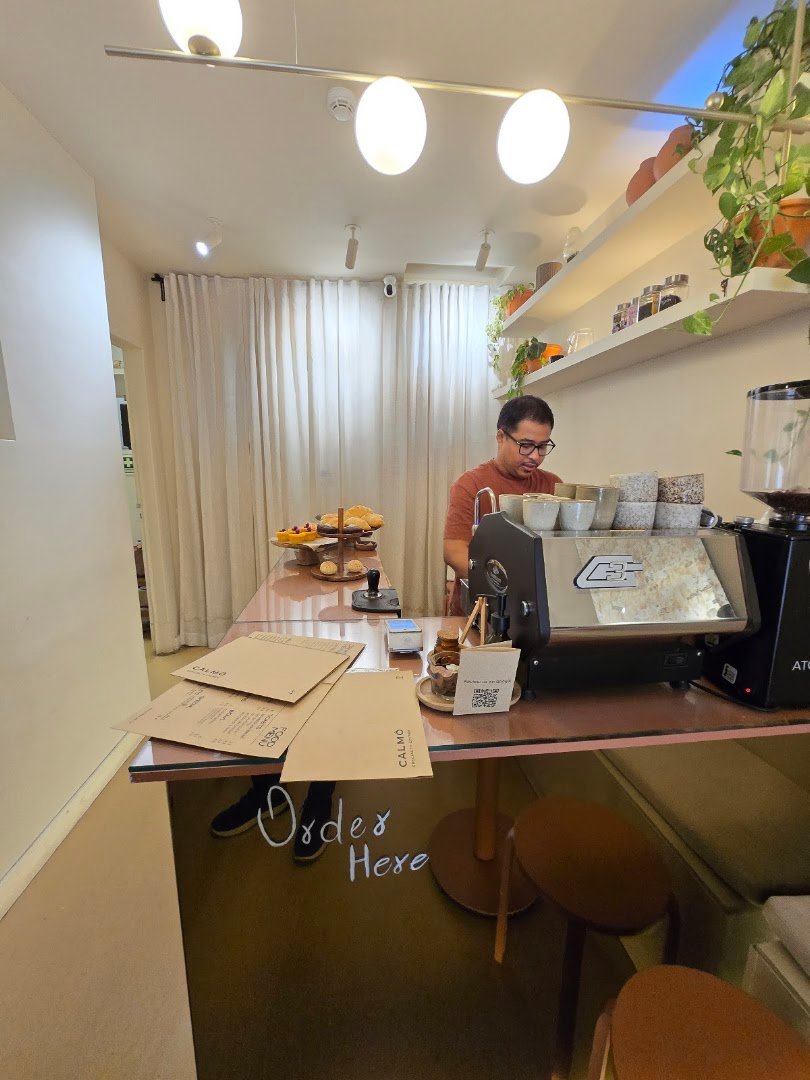 Interior of Calmô Café, specialty coffee shop in Lisbon