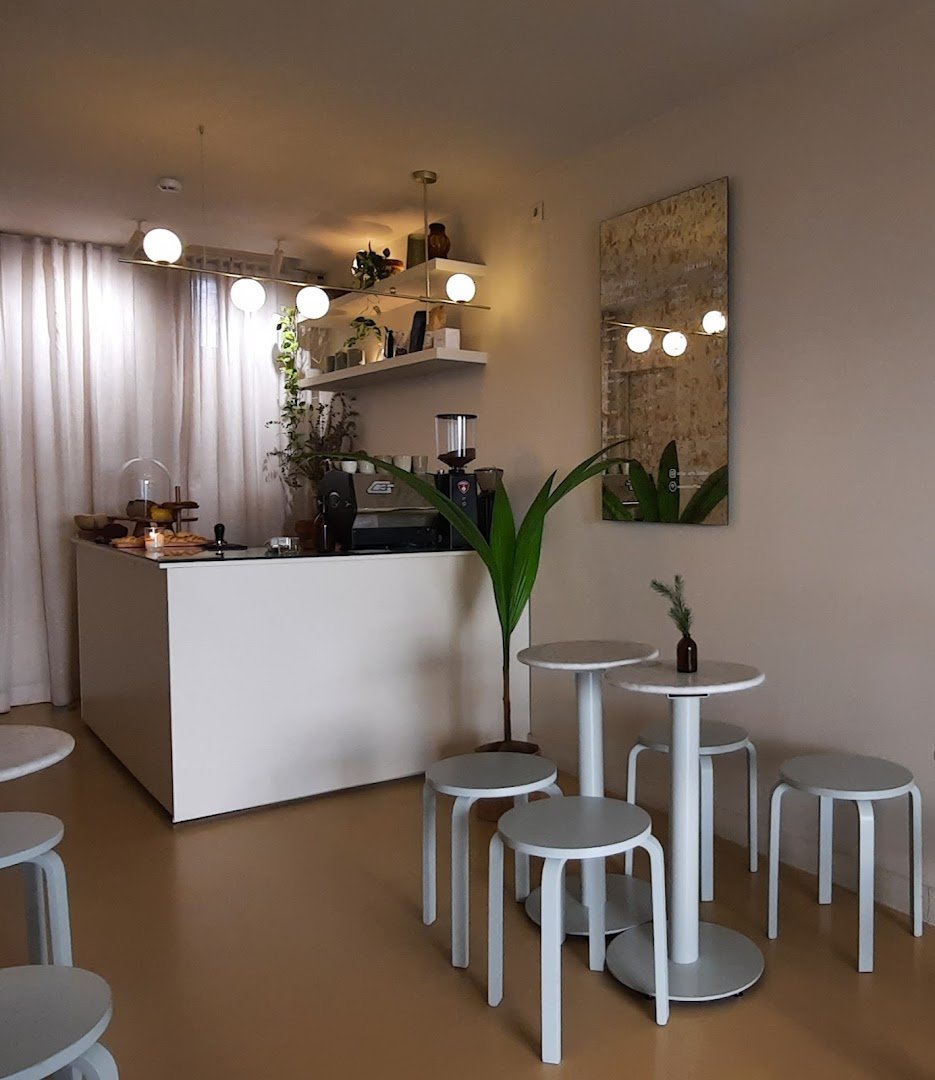 Interior of Calmô Café, specialty coffee shop in Lisbon