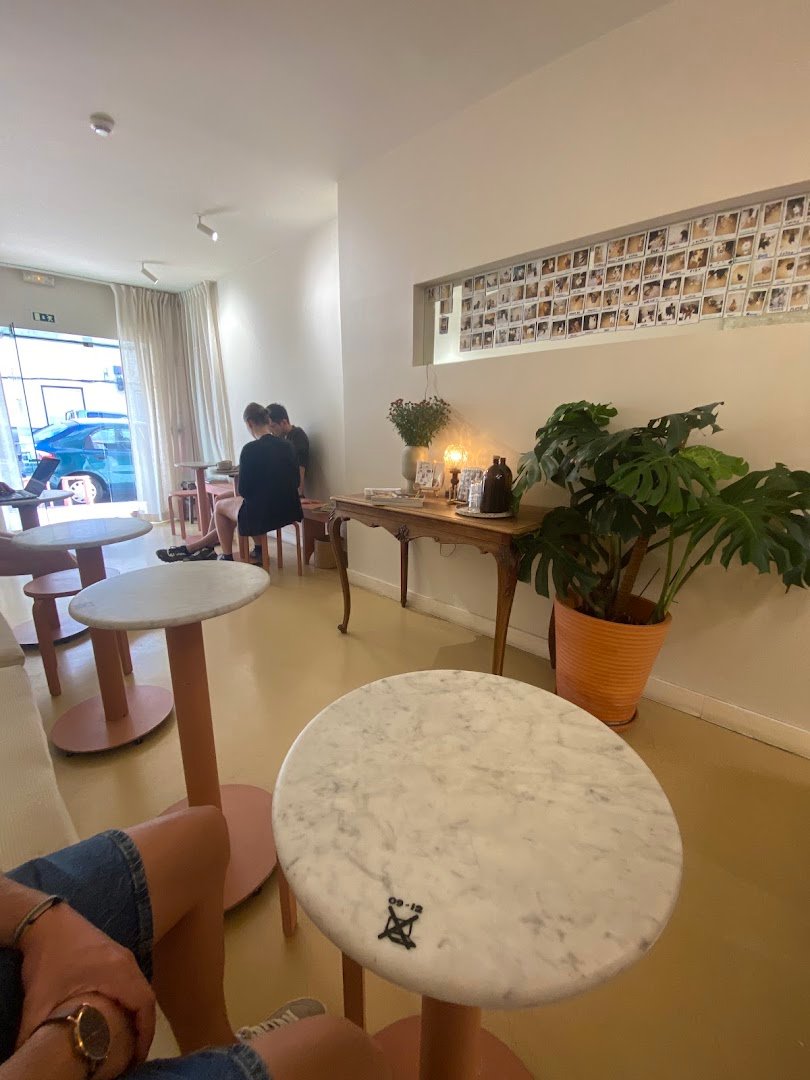 Interior of Calmô Café, specialty coffee shop in Lisbon