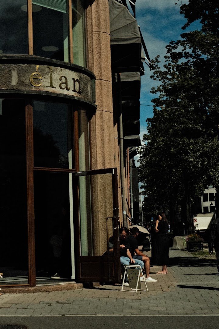 Storefront of élan, specialty coffee shop in Oslo