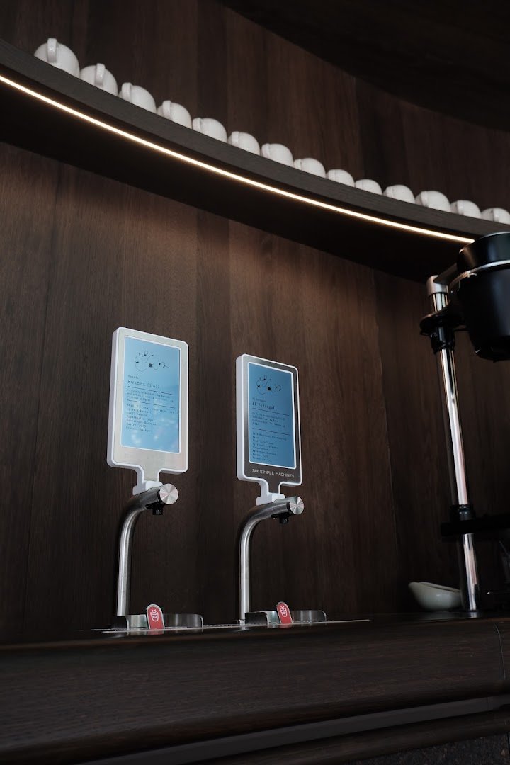 Interior of élan, specialty coffee shop in Oslo