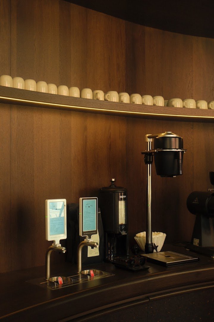 Interior of élan, specialty coffee shop in Oslo