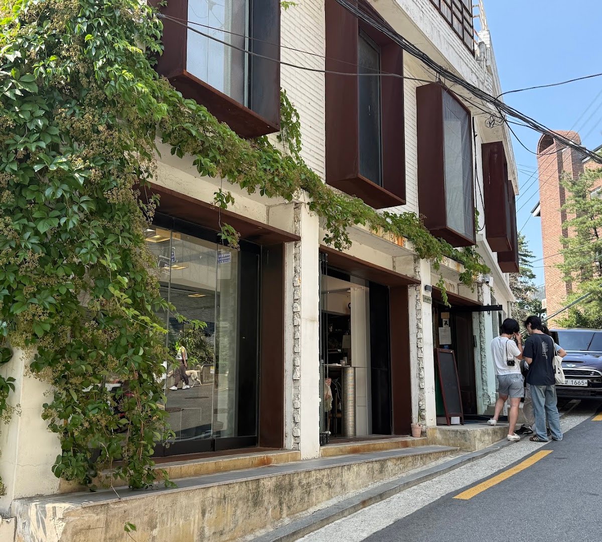 Storefront of Die Synthese Cafe, specialty coffee shop in Seoul