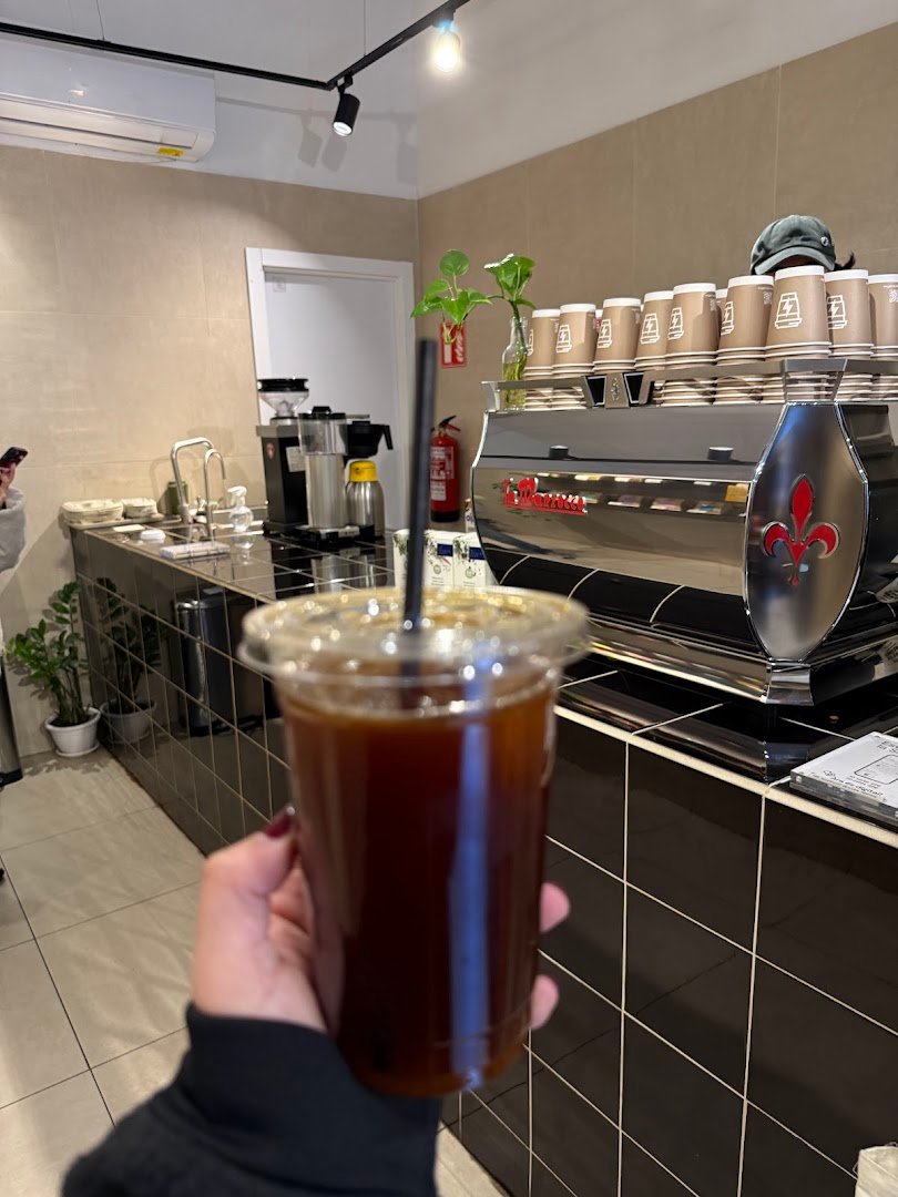 Syra Coffee | Cafeteria Sarrià specialty coffee shop in Barcelona - photo 3