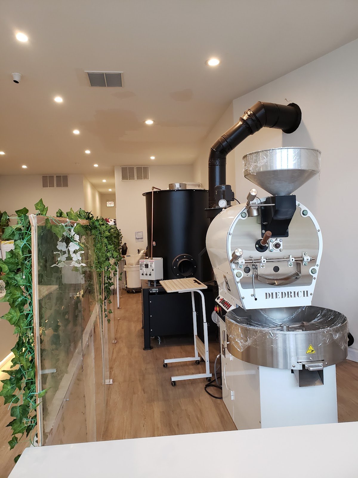 Bad Owl Coffee Roasters specialty coffee shop in Chicago - photo 3