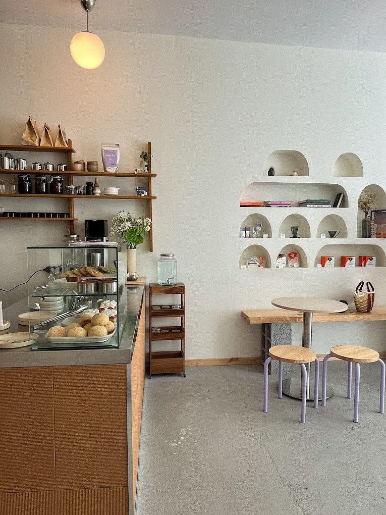 Interior of von&vonnie microroasters, specialty coffee shop in Porto