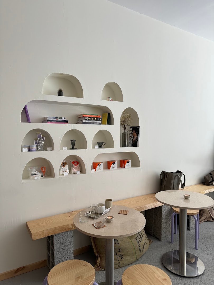 Interior of von&vonnie microroasters, specialty coffee shop in Porto
